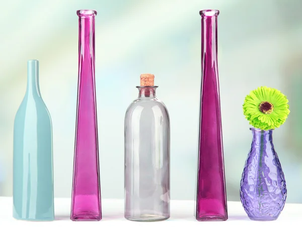 Різні декоративні вази на полиці на світлому фоні — стокове фото