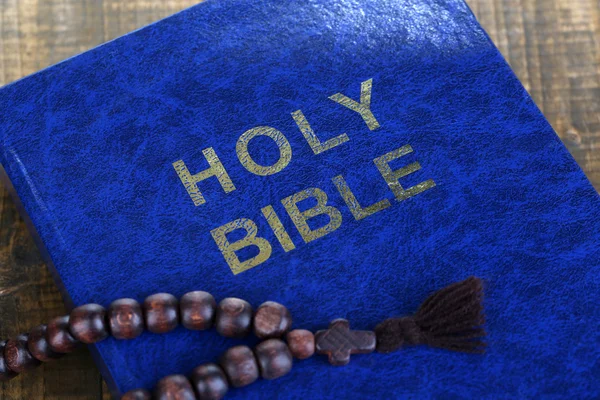 Bible with cross on wooden table close-up — Stock Photo, Image