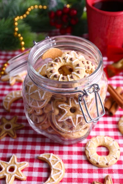 Deliciosos biscoitos de Natal em frasco na mesa close-up — Fotografia de Stock