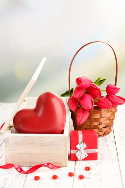 Романтичне натюрморт з серцем в дерев'яній коробці — стокове фото