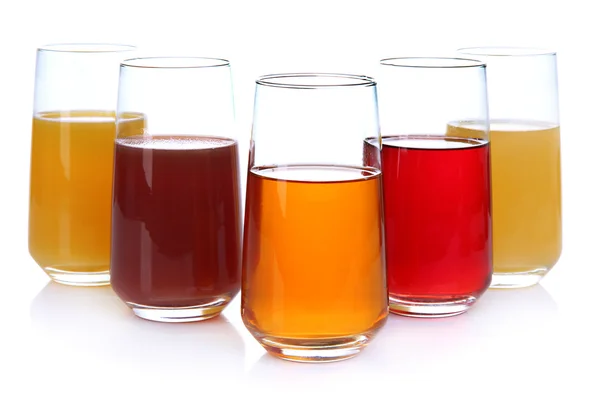 Variedade de sucos em copos, isolados em branco — Fotografia de Stock