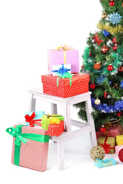 Árbol de Navidad decorado con regalos aislados en blanco — Foto de Stock