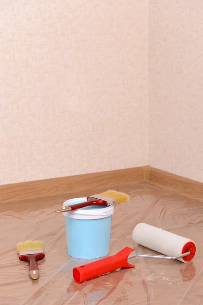 Краска на полу в номере — стоковое фото