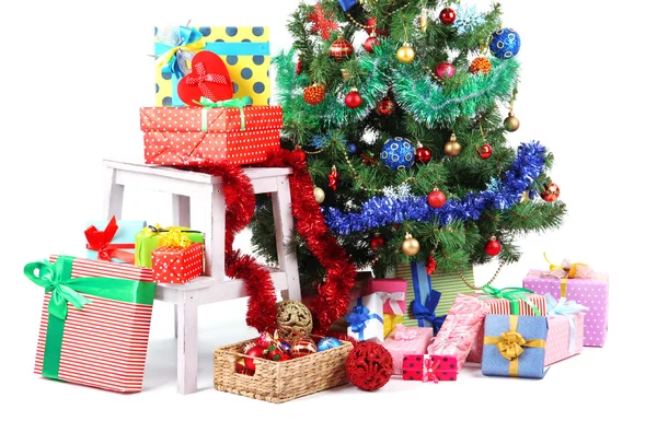 Sapin de Noël décoré avec des cadeaux isolés sur blanc — Photo