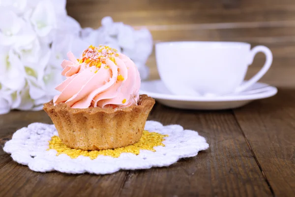 Tasty cake on table on wooden background — Stock Photo, Image