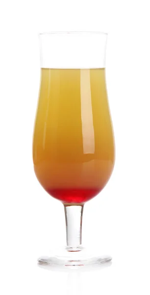 Стакан вкусного коктейля, изолированного на белом — стоковое фото