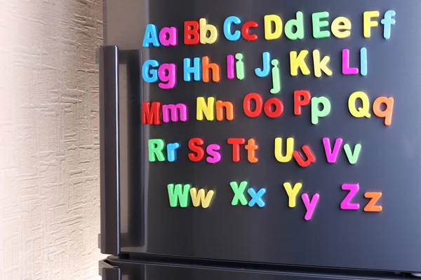 Kolorowe litery magnetyczne na lodówkę — Zdjęcie stockowe