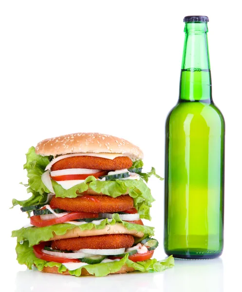 Enorme hamburguesa y botella de bebida fría, aislado en blanco —  Fotos de Stock