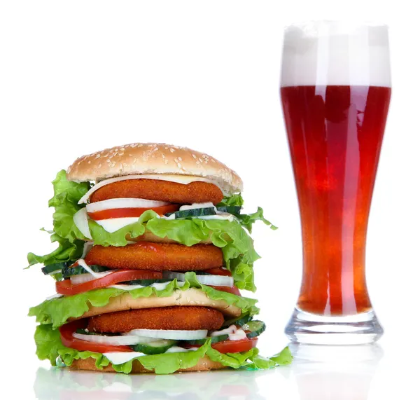 Hatalmas burger és üveg hideg sört, elszigetelt fehér — Stock Fotó