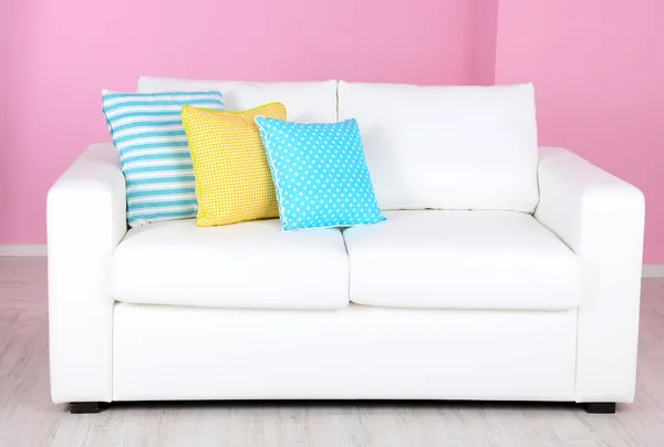 Sofá blanco en la habitación sobre fondo rosa —  Fotos de Stock