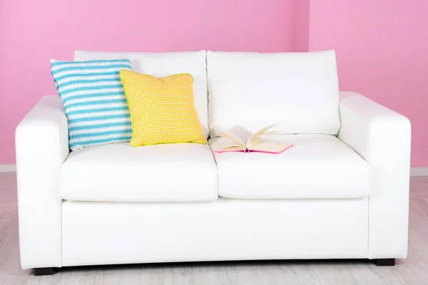 ピンクの背景の部屋で白いソファ — ストック写真