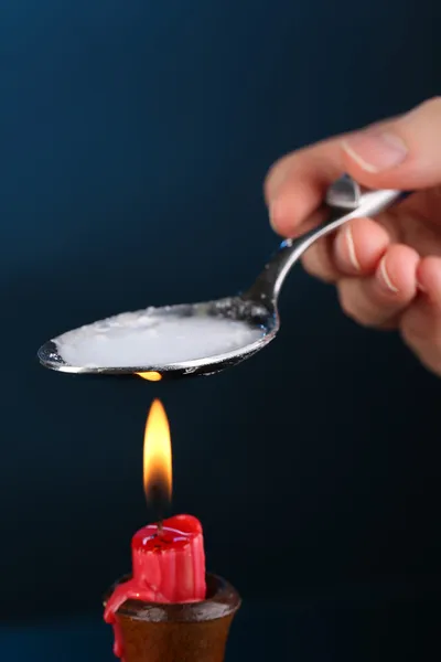 Heroin in spoon on dark blue background — Stock Photo, Image