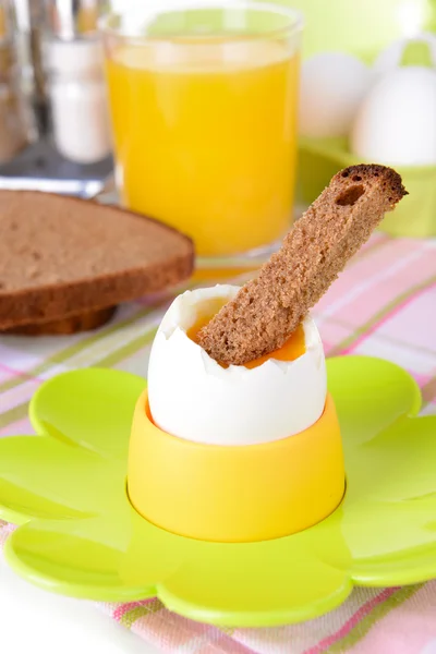 Gekochtes Ei im Eierbecher auf dem Tisch in Großaufnahme — Stockfoto