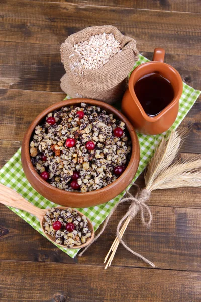 Placa con kutia - tradicional comida dulce de Navidad en Ucrania, Bielorrusia y Polonia, sobre fondo de madera — Foto de Stock