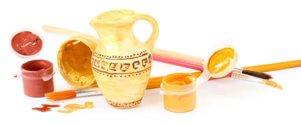 Anfora ceramica fatta a mano e vernici a colori isolate su bianco — Foto Stock