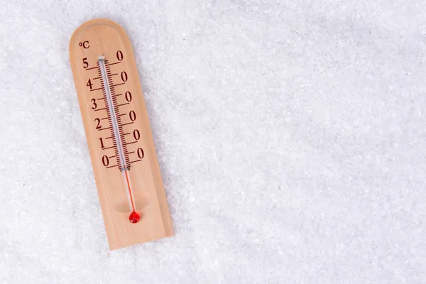 Thermometer im Schnee aus nächster Nähe — Stockfoto