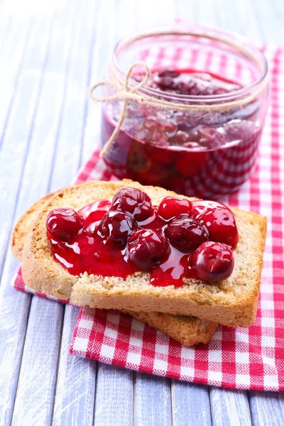 Výborný toast s marmeládou na tabulka detail — Stock fotografie