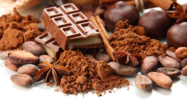 çikolatalı tatlılar, kakao ve baharat üzerine beyaz izole, kompozisyon