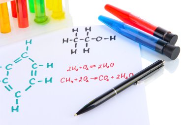 test tüpleri ile renkli sıvılar ve formüller üzerinde beyaz izole