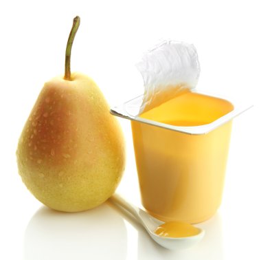 Açık plastik Kupası beyaz izole lezzetli yoğurt