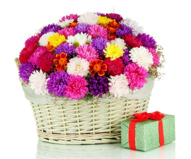 Krizantem üzerinde beyaz izole hasır sepet içinde güzel buket