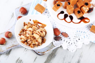 birçok toffee plaka üzerinde ve ıslak zeminde gemide peçeteye ahşap masa