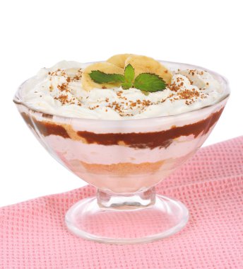 muz ve tablo beyaz zemin üzerine karamel ile lezzetli tatlı