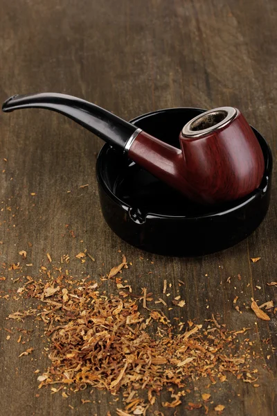 Smoking pipe and tobacco on wooden table close-up — Stock Photo, Image