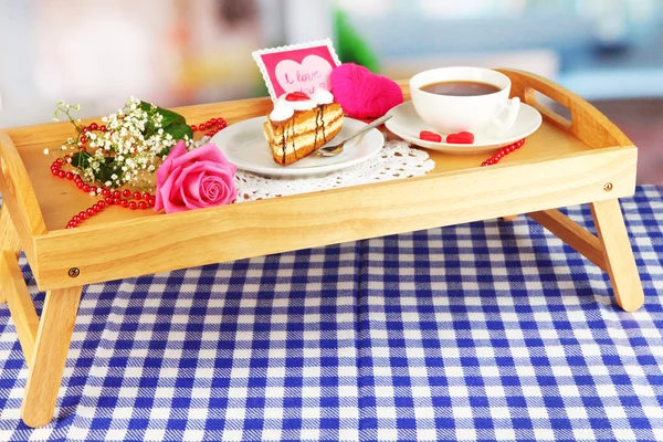 Ontbijt op bed op Valentijnsdag op kamer achtergrond — Stockfoto