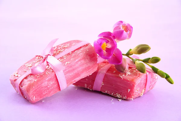 Naturalne mydła ręcznie robione, na fioletowym tle — Zdjęcie stockowe