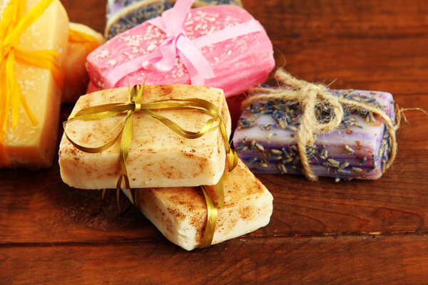 Естественное мыло ручной работы, на деревянном фоне
