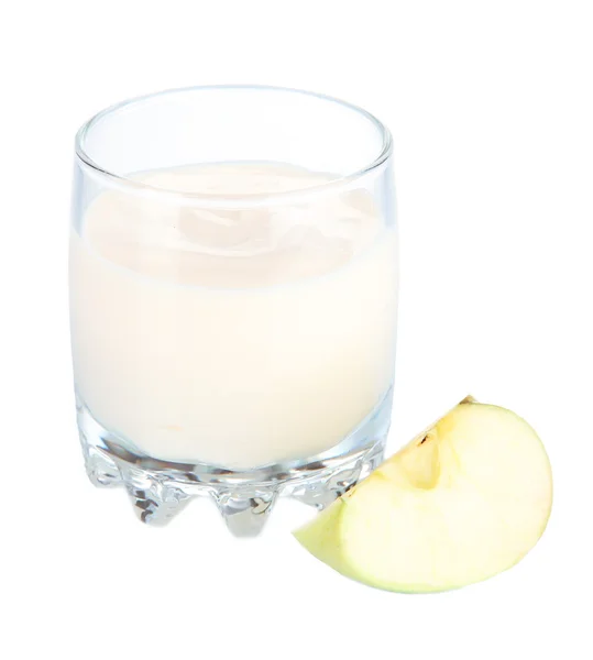 Вкусный йогурт в стакане с яблоком, изолированным на белом — стоковое фото