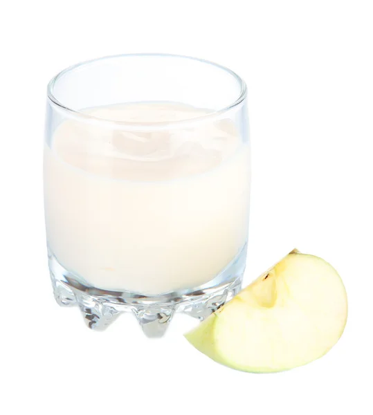 Delicioso yogur en vaso con manzana aislada en blanco — Foto de Stock