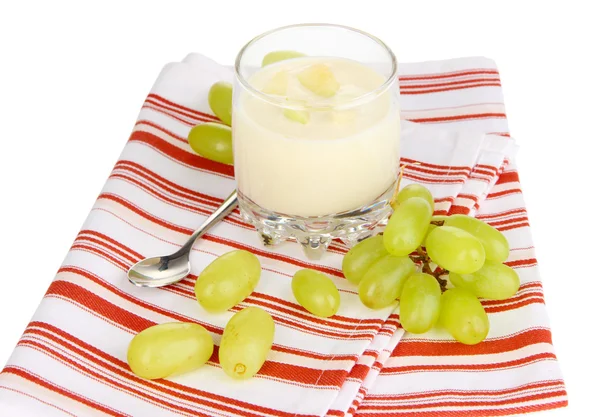 Вкусный йогурт в стакане с виноградом, изолированным на белом — стоковое фото