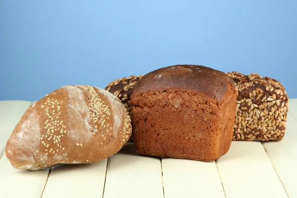 Összetétele, kenyérrel, fából készült tábla, színes háttérrel — Stock Fotó