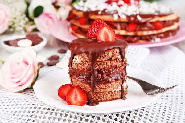 Chocolate cake with strawberry on wooden table close-up — Stock Photo, Image