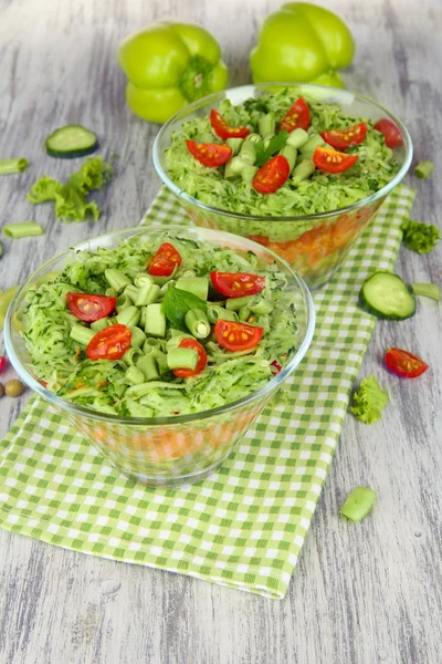 Salada saborosa com legumes frescos na mesa de madeira — Fotografia de Stock