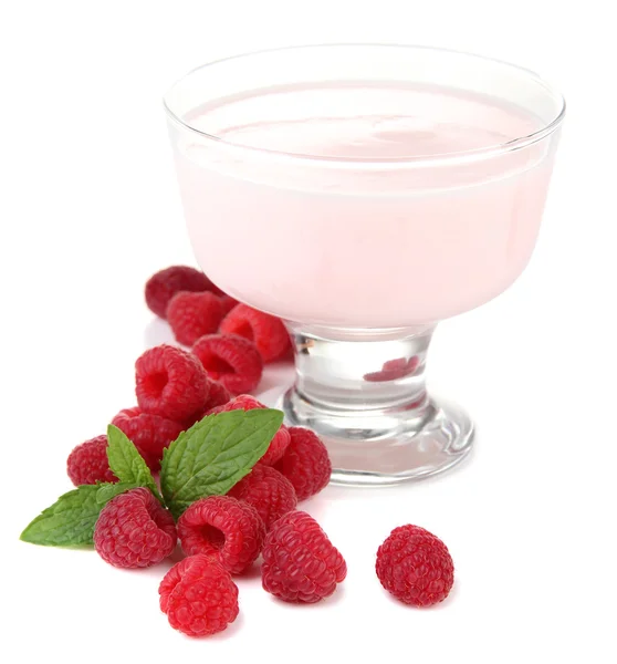 Delicioso yogur con bayas aisladas en blanco — Foto de Stock