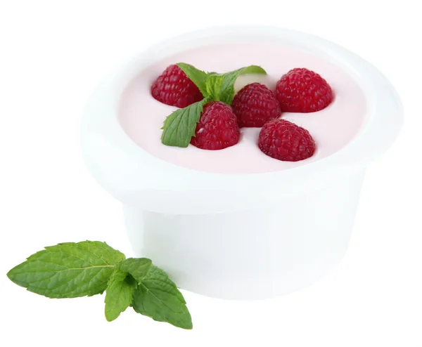 Delicioso yogur con bayas aisladas en blanco — Foto de Stock