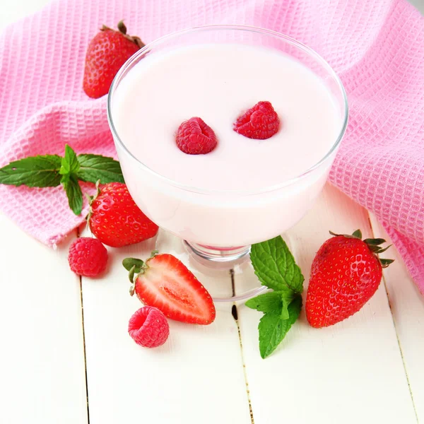 Köstlicher Joghurt mit Beeren auf dem Tisch aus nächster Nähe — Stockfoto