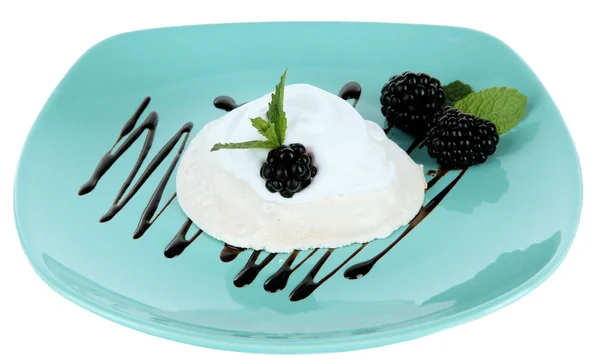 Sabroso pastel de merengue con bayas, aislado en blanco — Foto de Stock