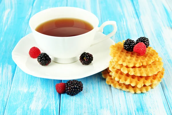 Cup of tea with cookies and berries on table close-up — Stock Photo, Image