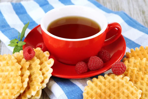 Tazza di tè con biscotti e lamponi sul tavolo primo piano — Foto Stock