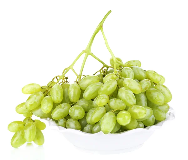 Uvas verdes maduras en plato aisladas en blanco —  Fotos de Stock