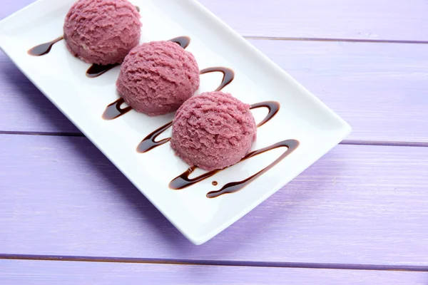 Delicioso helado en plato en primer plano de la mesa — Foto de Stock