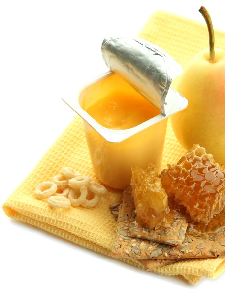 Sabrosos postres en copas de plástico abiertas y panales de miel, frutas, en servilleta, aislados en blanco —  Fotos de Stock