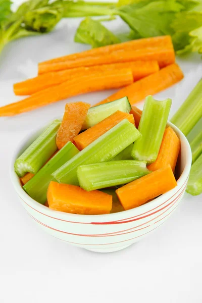 Φρέσκο πράσινο σέλινο με λαχανικά σε μπολ που απομονώνονται σε λευκό — Φωτογραφία Αρχείου