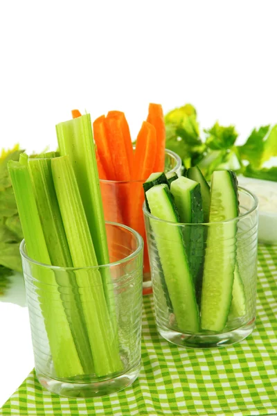 Frischer grüner Sellerie mit Gemüse in Gläsern auf weißem Hintergrund — Stockfoto