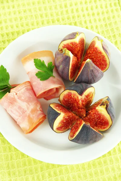Välsmakande fikon med skinka, närbild — Stockfoto