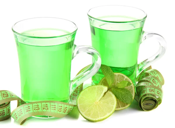 Två transparenta koppar grönt te och måttband på nära håll — Stockfoto